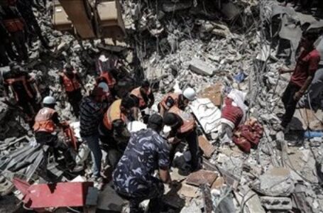 الحرب على “غزة” .. الاحتلال يواصل القصف ومحتجون يقتحمون قاعدة للاحتلال