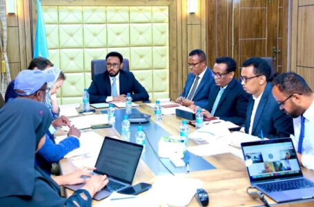 وزير المالية الصومالي يترأس الاجتماع الشهري للجنة الحوكمة المالية