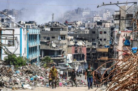 الحرب على “غزة” .. قتلى وجرحى في استهداف مركز إيواء
