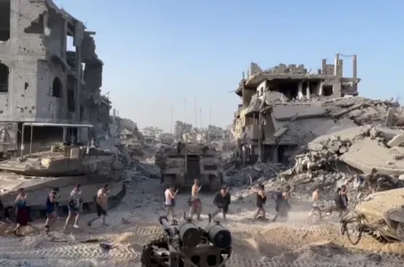 الحرب على “غزّة” .. الاحتلال يحرق مستشفى كمال عدوان