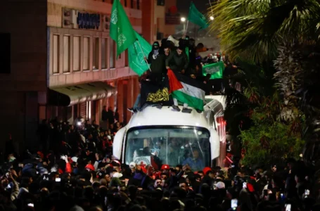 الحرب على “غزة” .. نجاح صفقة التبادل في يومها الأول