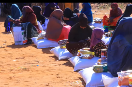 هيئة إدارة الكوارث الصومالية توزّع مساعدات في مناطق بولاية غلمذغ