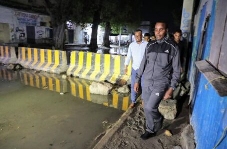 Mogadishu  Mayor inspects roads  situation after torrential rainfall.