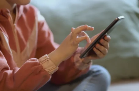 France passes law banning under-15s from social media