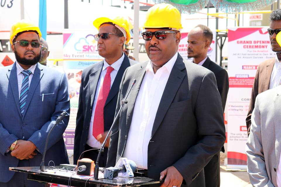 Madaxweynaha Puntland Siciid Deni oo xariga ka Jaray kaydka shidaalka Garoonka diyaaradaha Garowe