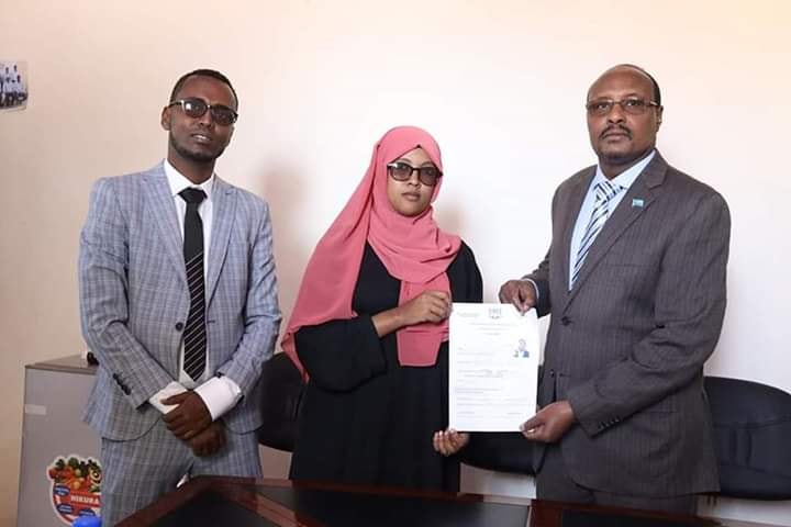 Sawirro:- Musharixiinta u tartamaysa Guddoonka Baarlamaanka Galmudug oo shahaadooyin la gudoonsiyay.
