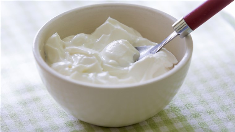 Faaiidooyinka Caafimaad ee ku jira Caanaha la fadhiisiyay ee (Yogurt) ama (Zabaadi).