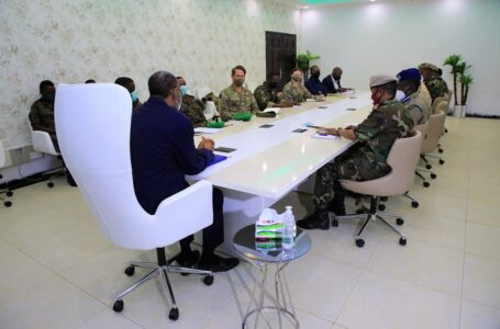 President Laftagareen discusses security in South West State with UK, AMISOM and SNA officials.