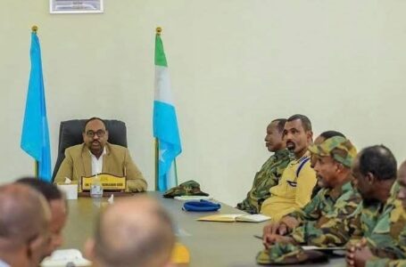 Madaxweynaha Puntland oo la kulmay saraakiisha Ciidanka maamulkaasi