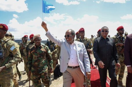 Madaxweyne Xasan Shiikh oo ka soo safraya Baydhabo